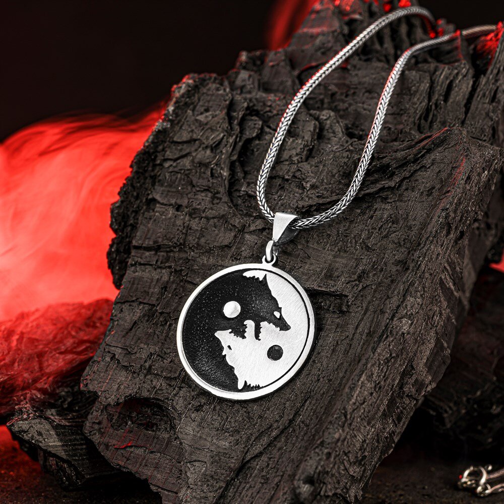 925 Ayar Gümüş Bozkurt Üzeri Yin Yang Motifli Erkek Kolye
