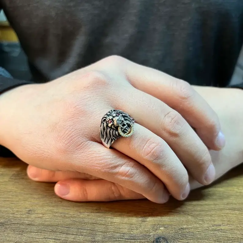 925 Ayar Gümüş Ruby Taşlı 3D Aslan Motifli Kapı Tokmağı Tasarımlı Erkek Yüzük - 2